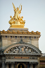 Fototapeta na wymiar Statue de l'Opéra Garnier, Place de l'Opera de Paris