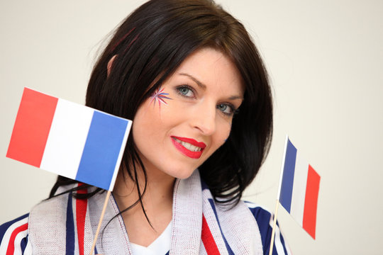 Jeune femme avec drapeaux de la France