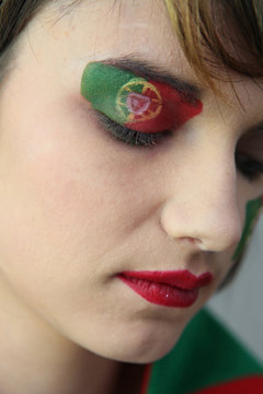 Jeune femme maquillée aux couleurs du Portugal
