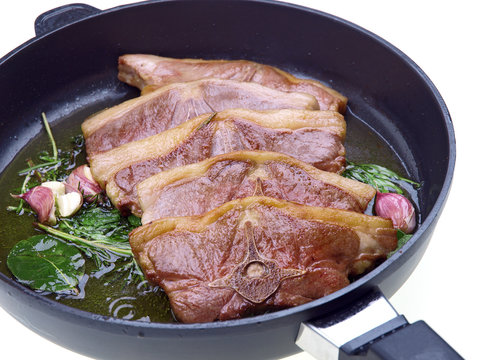 lammfleisch gebraten in der pfanne