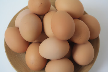 Primer plano desde arriba de huevos de corral. Fondo blanco. Concepto de comida sana, producto.