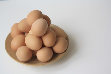 Bodegón de huevos de corral en fondo blanco. Concepto de producto, ingrediente.