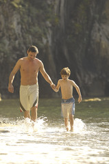 padre e figlio mentre passeggiano in spiaggia