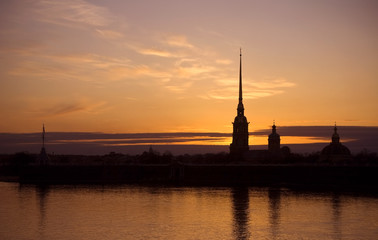 Fototapeta na wymiar Widok katedry w Pietropawłowska na zachodzie słońca