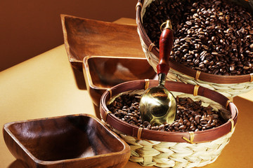 Kaffee Wellness mit Kaffeebohnen und seegrasschale, quer
