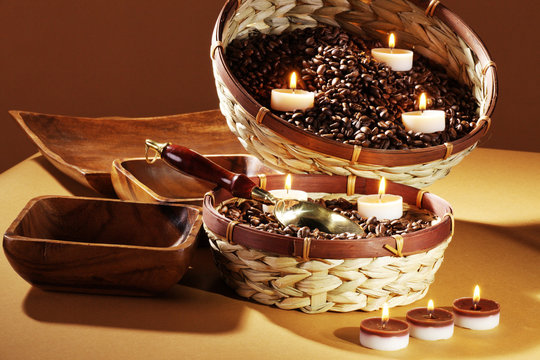 Kaffee Wellness mit Kaffeebohnen und Kerzen 
