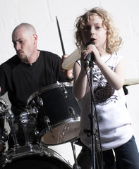 enfant chanteur batteur groupe