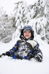 Fototapeta na wymiar Young boy playing in the snow