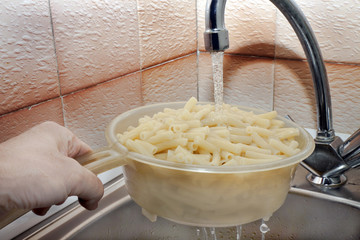 vermicelli  under running water rinse