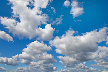 Blauer Himmel mit weissen Wolken als Hintergrund