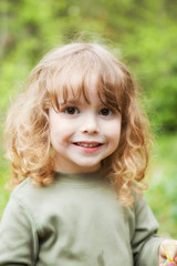 Portrait d'un petit garçon souriant