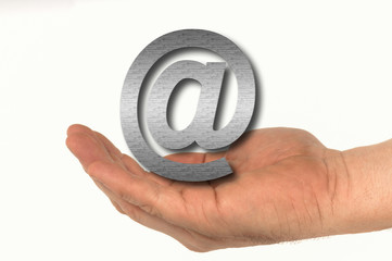 Offene Hand mit Symbol Email Handzeichen