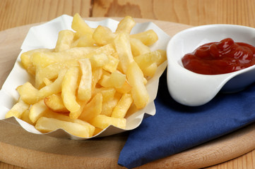 Pommes frites in einer Pappschale mit Ketchup