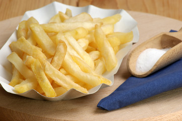 Pommes frites in einer Pappschale mit Salz