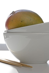 Mango in weisser Obstschale