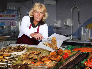 Fischverkäuferin mit Räucherfisch
