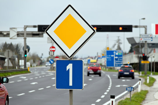 Verkehrszeichen Vorrangstrasse auf einer Strasse