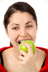 Mädchen beißt in Apfel 5