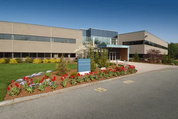 Foto op Plexiglas Industrieel gebouw Modern commercieel gebouw gelegen op industrieterrein