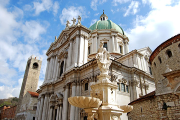 Fototapeta na wymiar Pomnik w Piazza del Duomo - Brescia