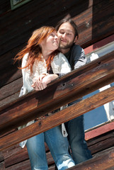 mann und frau auf urlaub in berghotel