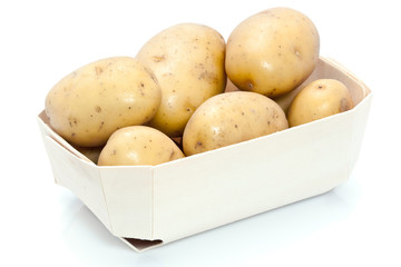 Petit cageot de pommes de terre fra&icirc;ches sur fond blanc