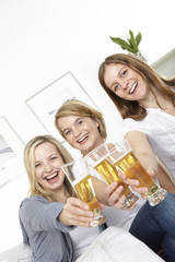 drei freundinnen trinken bier