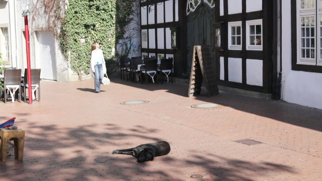 Frau geht durch Altstadt Osnabr&uuml;ck