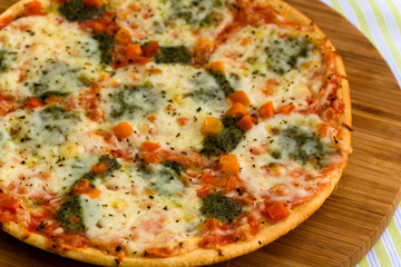 Pizza Supreme mit Mozzarella,Brokkoli