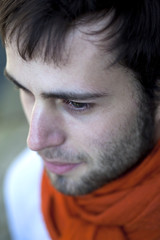 Obraz premium Jeune homme brun barbu