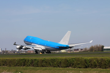 Fototapeta na wymiar Duży samolot startujący z pasa startowego
