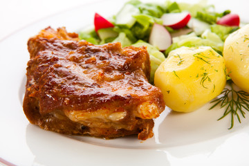 Tasty grilled ribs with vegetables