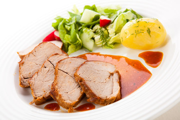 Roasted loin slices with vegetables