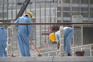 Dubai im Aufbau - Arbeiter beim Fliesenlegen