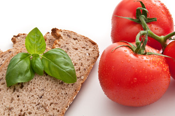 Frisches Mehrkornbrot, Basilikum und Tomaten