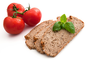 Frisches Mehrkornbrot, Basilikum und Tomaten