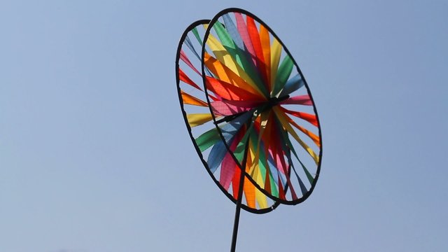 windrad vor blauem Himmel dreht sich flink