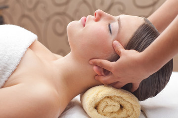 Obraz na płótnie Canvas Young woman receiving head massage