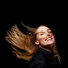 Lachende Frau mit wehenden Haaren
