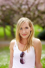 Junge Frau im Park