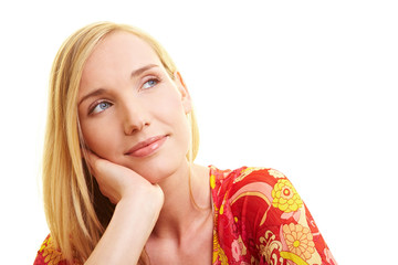 Blonde Frau schaut verträumt