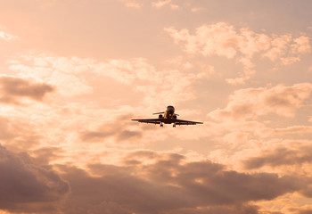 Fototapeta na wymiar landing plane at sunset