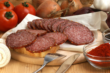 aufgeschnittene Salami auf einem Holzbrett