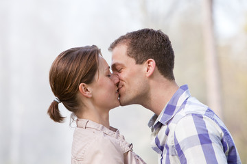 Obraz premium Kissing couple