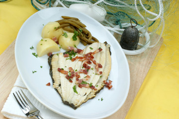 Maischolle mit Bohnen und Salzkartoffeln