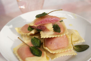 rote beete ravioli mit salbeibutter neutraler hintergrund