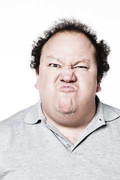 homme ob&egrave;se grimace de rage