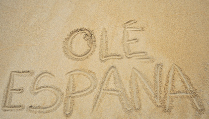 Fototapeta na wymiar Ole España escrito en la arena