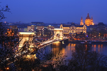 Die Kettenbrücke