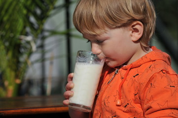 Kleinkind beim Milchtrinken